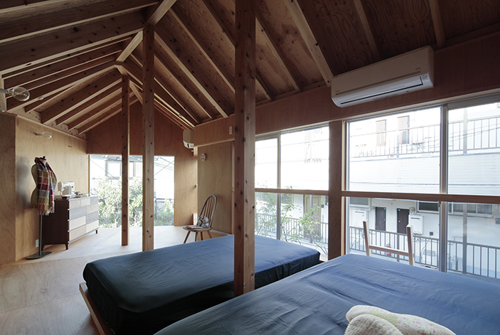 大阪府河内長野市に建つ住宅キノコハウスの木造を現した寝室デザイン